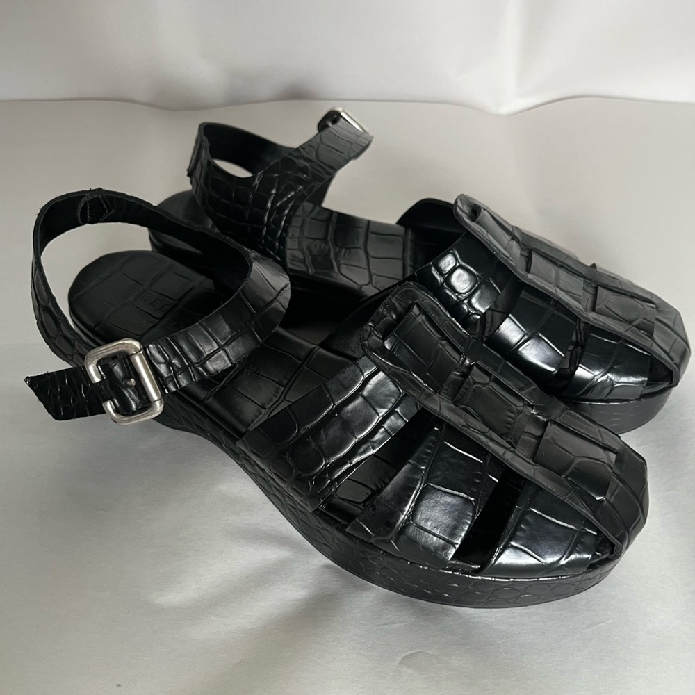 Freda Salvador Lizzie croc embossed fisherman sandals black size 8.5